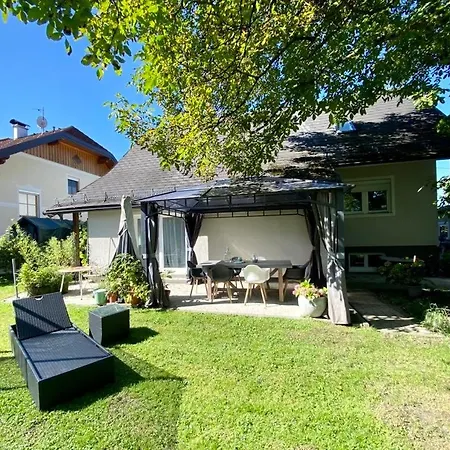 Cosy House With Garden, Close To City Center, Good Traffic Connection Hébergement de vacances *