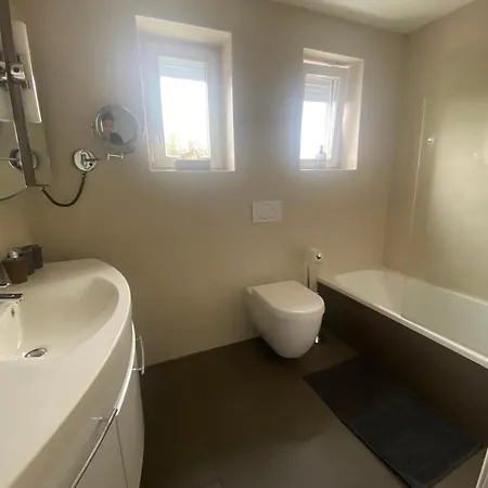 Cosy House With Garden, Close To City Center, Good Traffic Connection Hébergement de vacances *