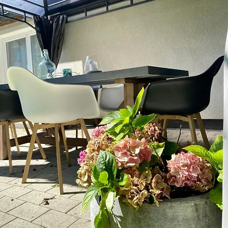 Hébergement de vacances Cosy House With Garden, Close To City Center, Good Traffic Connection *